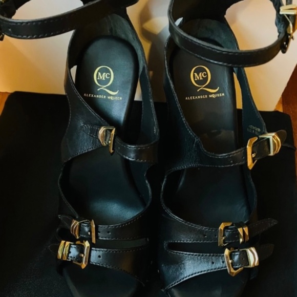 ALEXANDER MCQUEEN STUDDED PLATFORM SANDAL HEELS SIZE 35- BLACK (LEATHER)/ GOLD - Picture 4 of 6